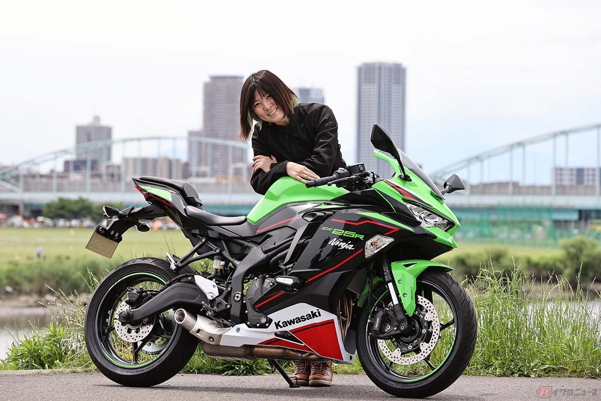 カワサキ「ZX-25R」と筆者(先川知香)