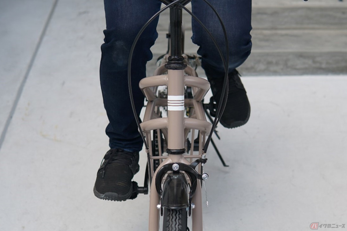 カゴ無しで荷物を運べるDAIWA CYCLE「TOTE-BIKE(トートバイク)」。ペダルを漕ぐ際に足が干渉しづらい構造となっています