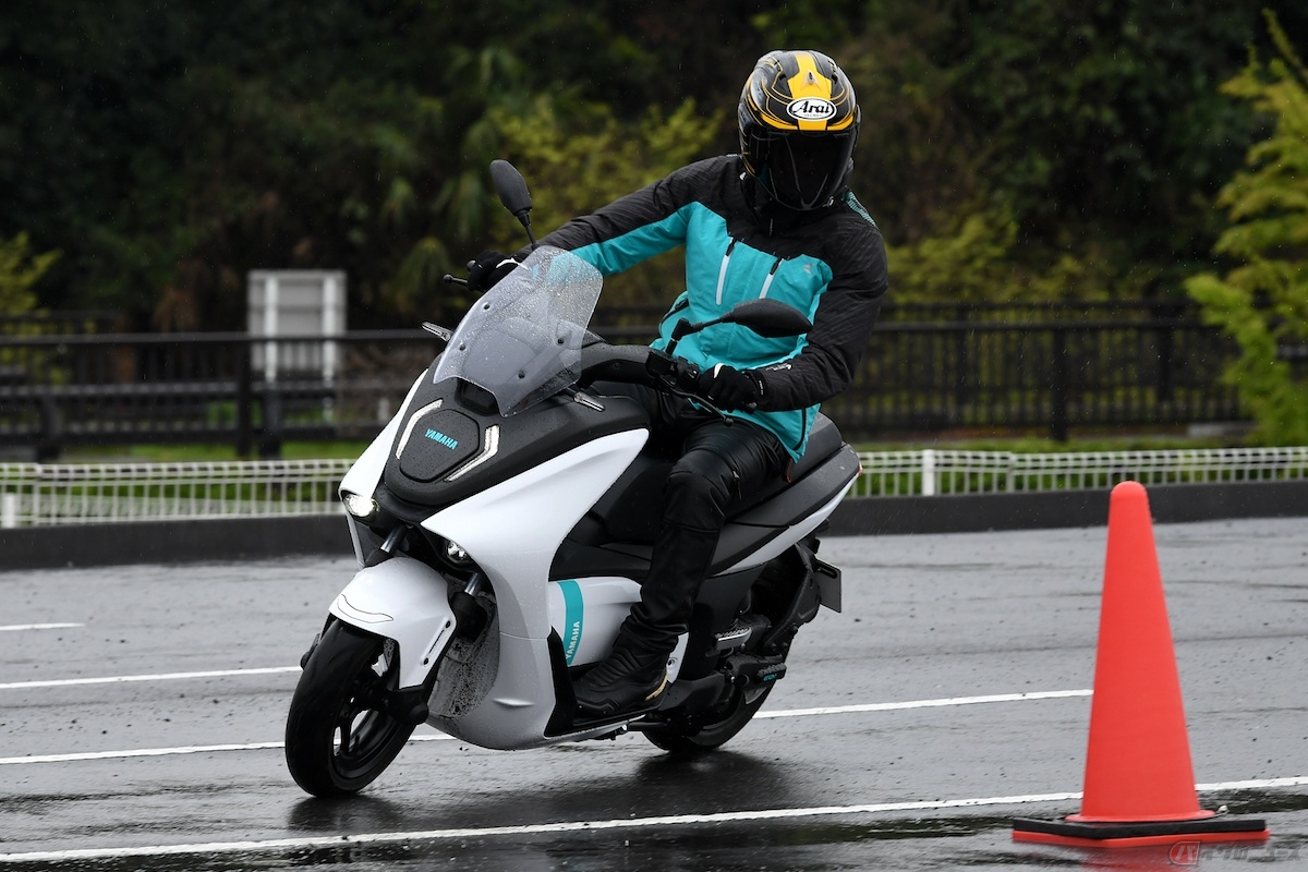 雨の日の走行は、普段よりもスピードを抑えて、車間距離を多くとりブレーキやアクセル操作を丁寧におこないましょう