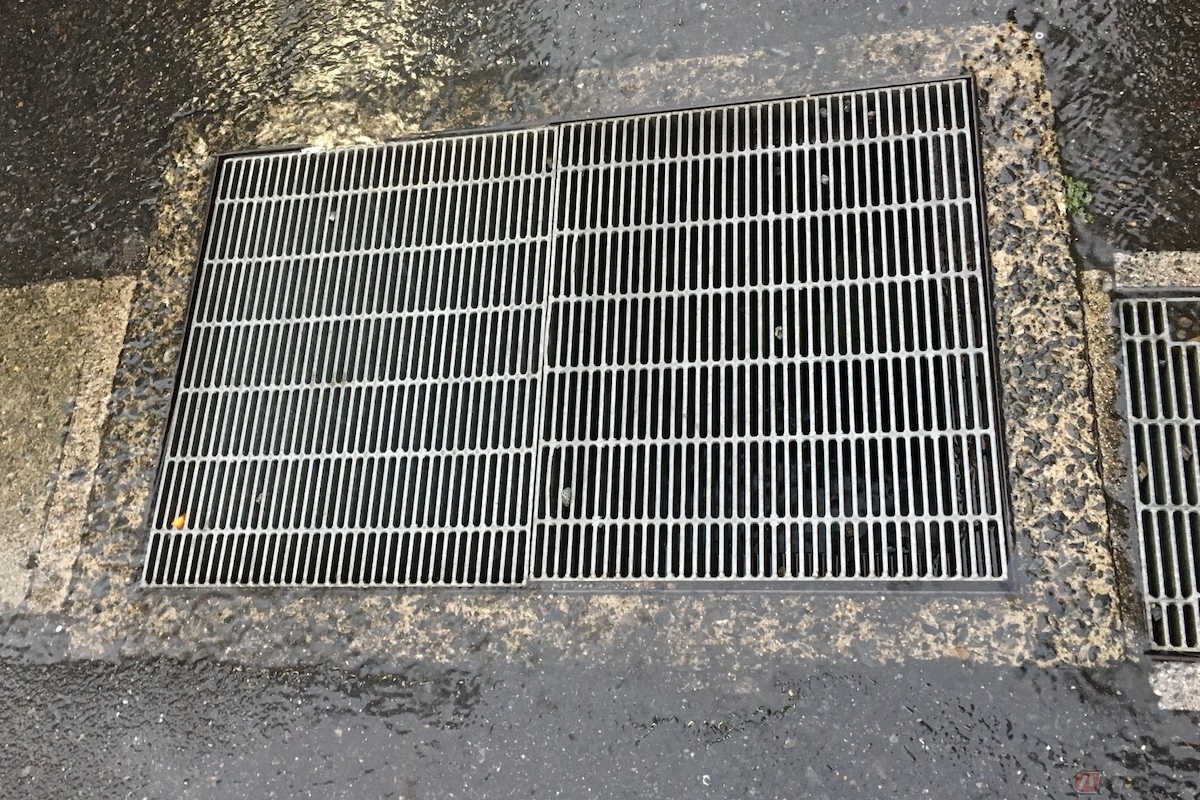 グレーチングと呼ばれる鉄製の排水溝の蓋も滑りやすい場所のひとつです