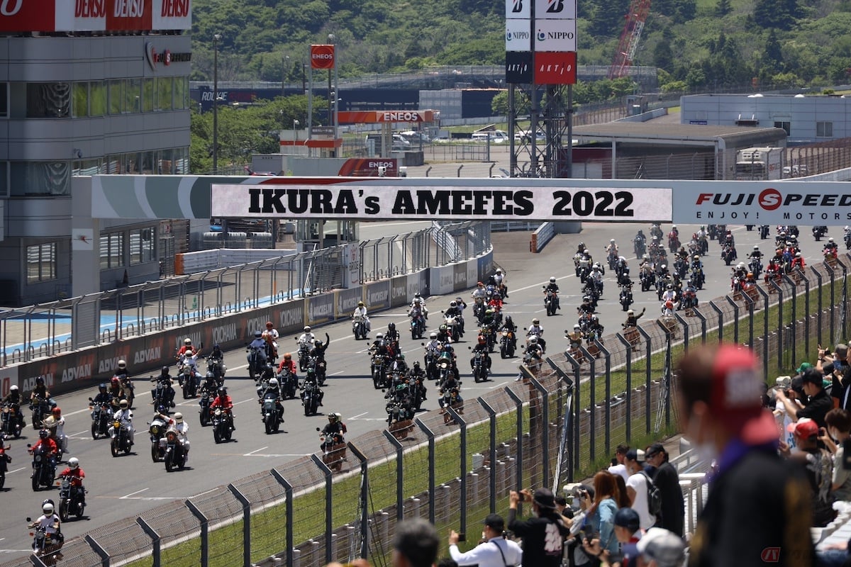 メインレーシングコースでは、サーキットパレードが行われた