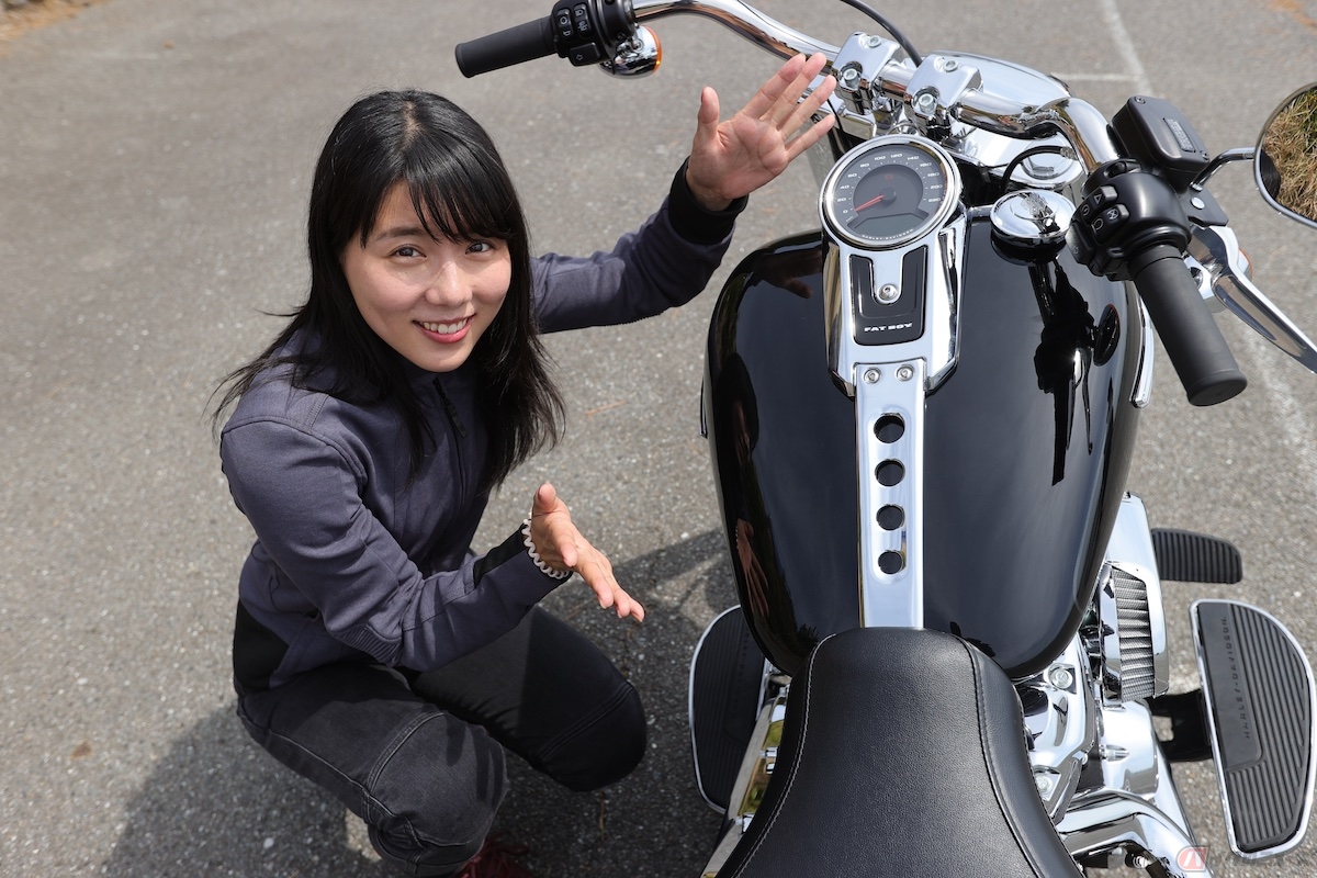 サイドにエンブレムが輝くタンクも大きくて迫力あります