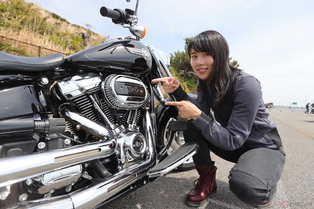 エンジンから出ているギラギラと輝くマフラーの2本は存在感が特にすごい