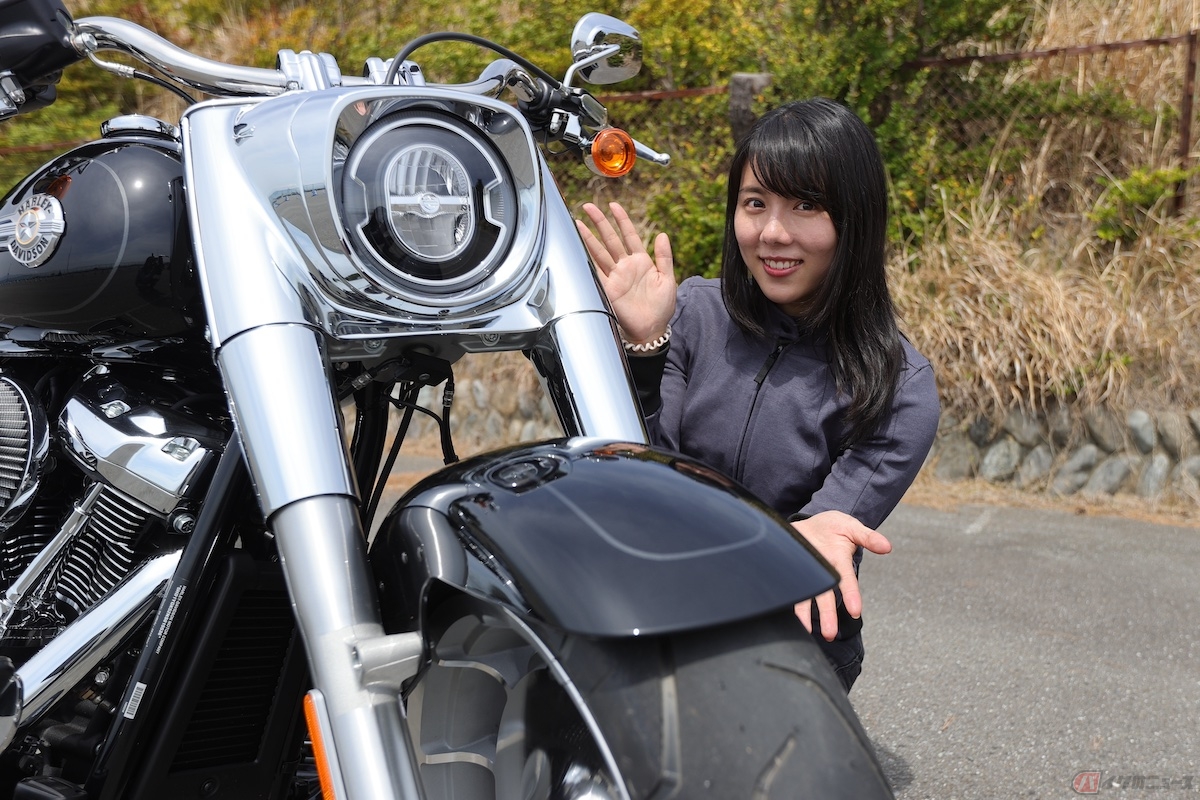 シート高が675mmのFat Boyに私(=身長160cm)が跨ると両足が楽々とつきます