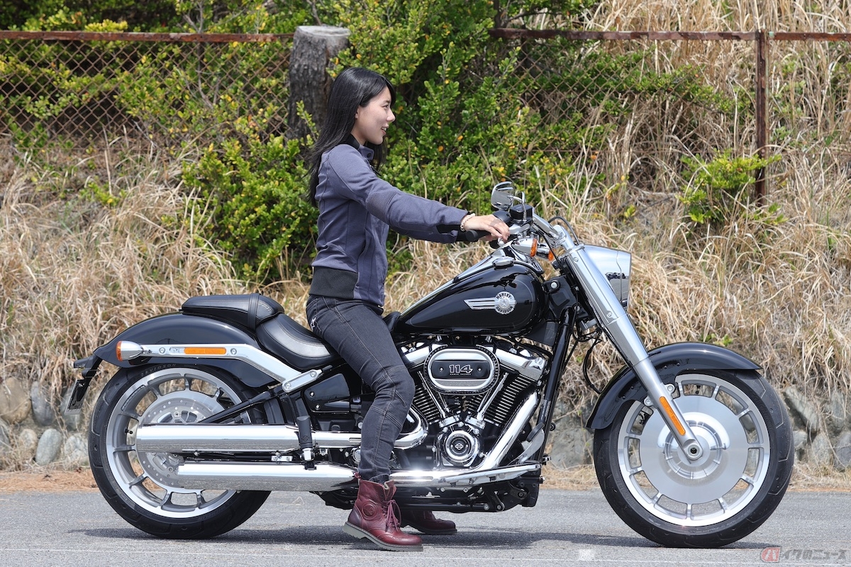 シート高が675mmのFat Boyに私(=身長160cm)が跨ると両足が楽々とつきます