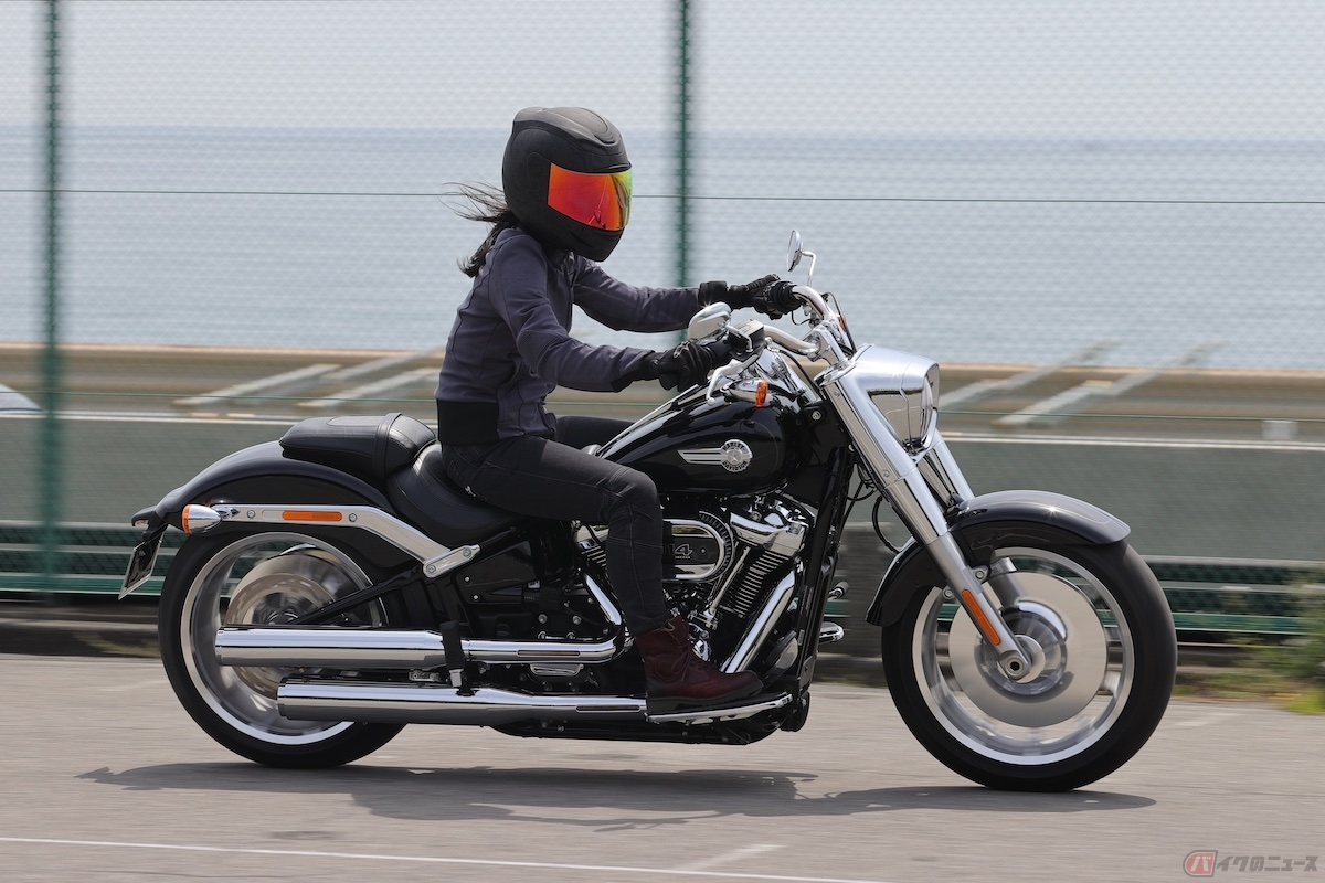 お尻の位置をちょっと後ろ目に、腕はだらんと力を抜いた状態でハンドルを支えると楽に乗ることができます