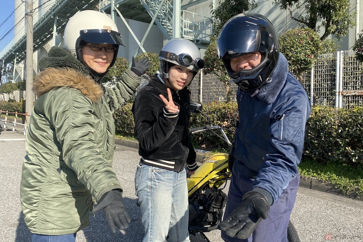 お母さんと私、そして今回ラクーンを整備してくれた「カバチモーターサイクルズ」代表の山口和幸さん
