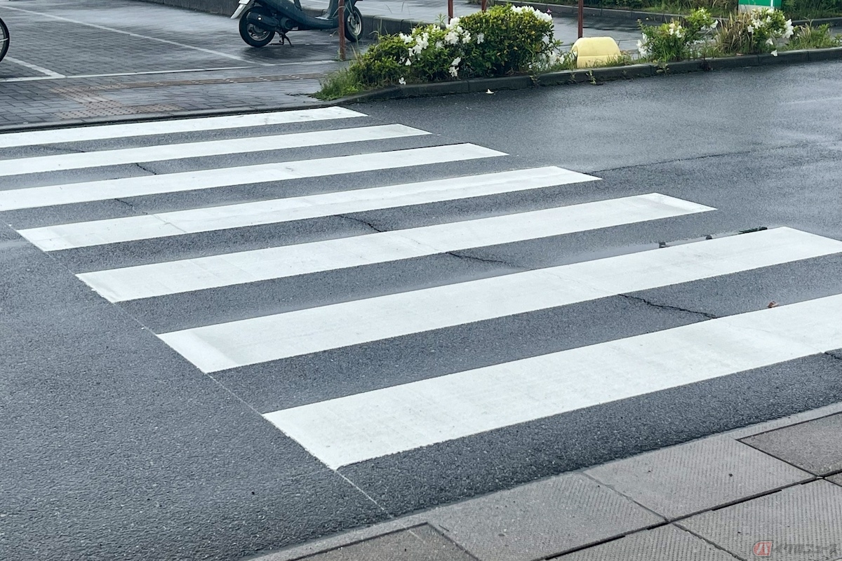 道路上に引かれた白線（横断歩道）などは、雨に濡れるとスリップの危険性が高まります