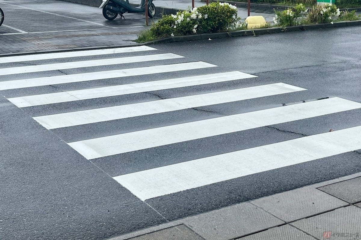 道路上に引かれた白線(横断歩道)などは、雨に濡れるとスリップの危険性が高まります
