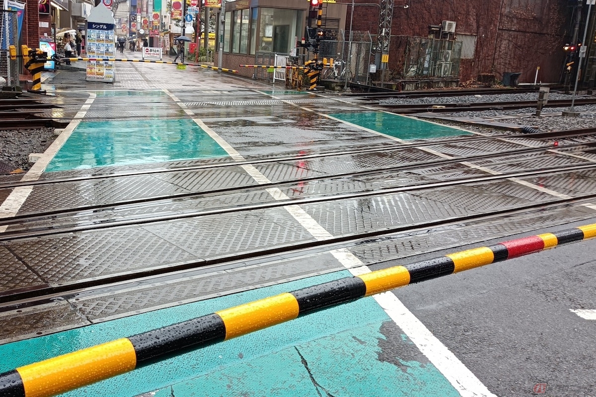 降雨時の踏切内は、白線の他にもレールなど滑りやすい場所が多数あります