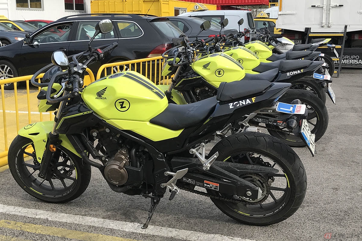 スペインの教習所で使用されている教習車。日本でも多く使われているホンダ「CB」シリーズも用いられています