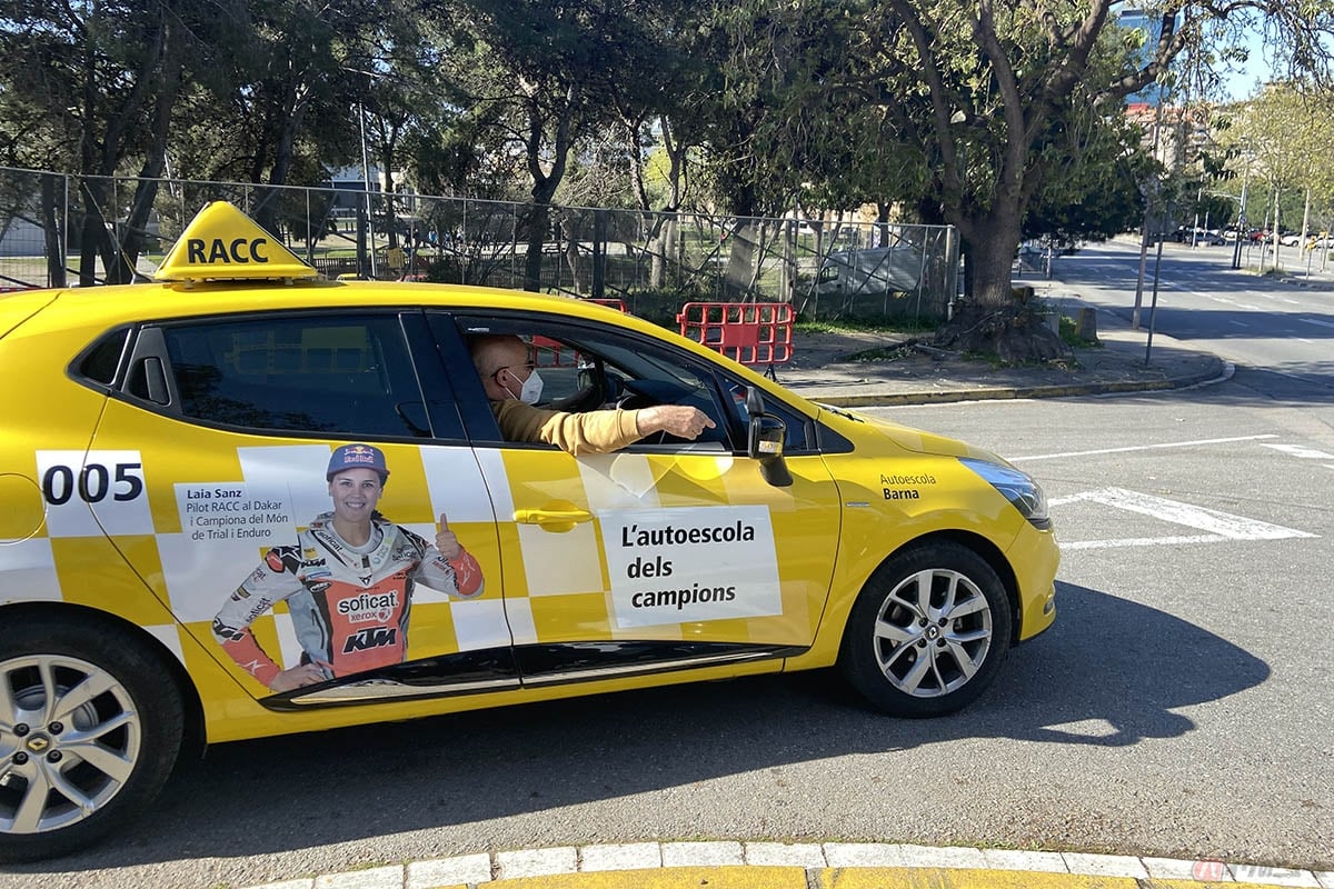 スペインの教習所で使用されいる教習車。ボディにはダカールラリーでも活躍するライア・サンツ選手を起用した広告が