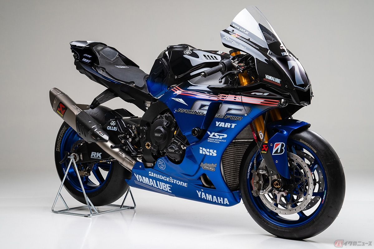 鈴鹿8耐で使用されるヤマハ「YZF-R1」。ヤマハ純正オイル「YAMALUBE(ヤマルーブ)」の最高峰エンジンオイル「RS4GP(アールエスフォージーピー)」のボトルをイメージした鈴鹿8耐専用グラフィックを採用しています
