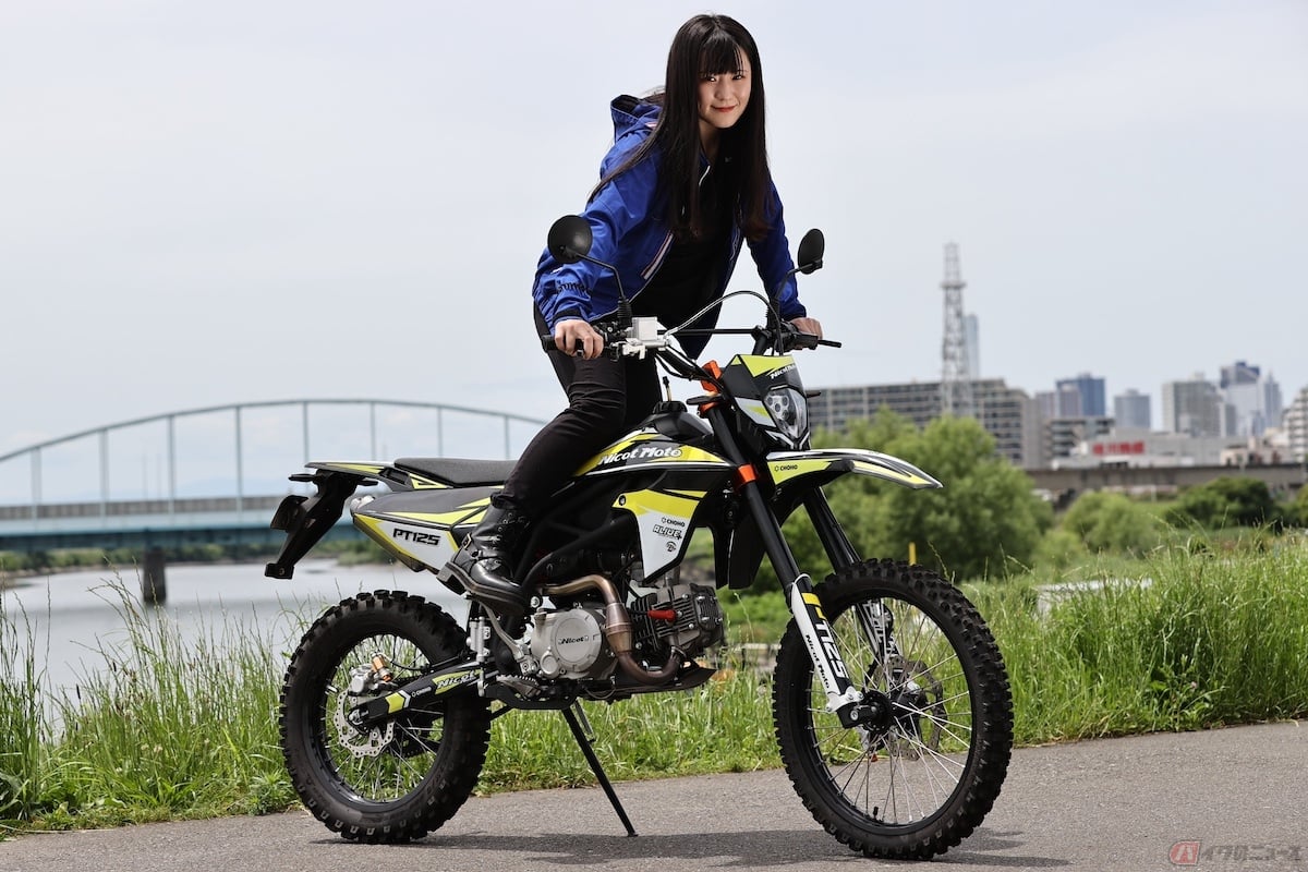 セルスターターの他にキックペダルも付いています