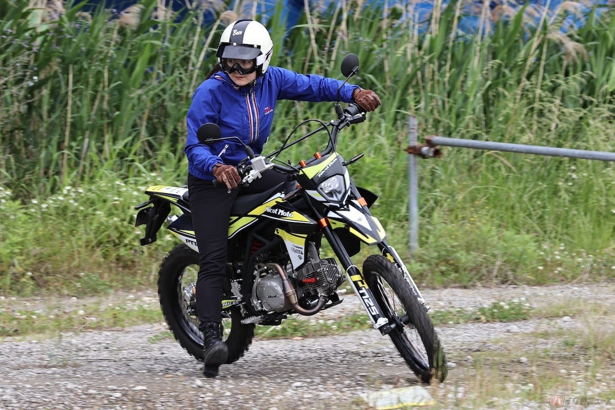 ブロックタイヤのおかげでダートでも問題なくバイクの向きを変えることができる