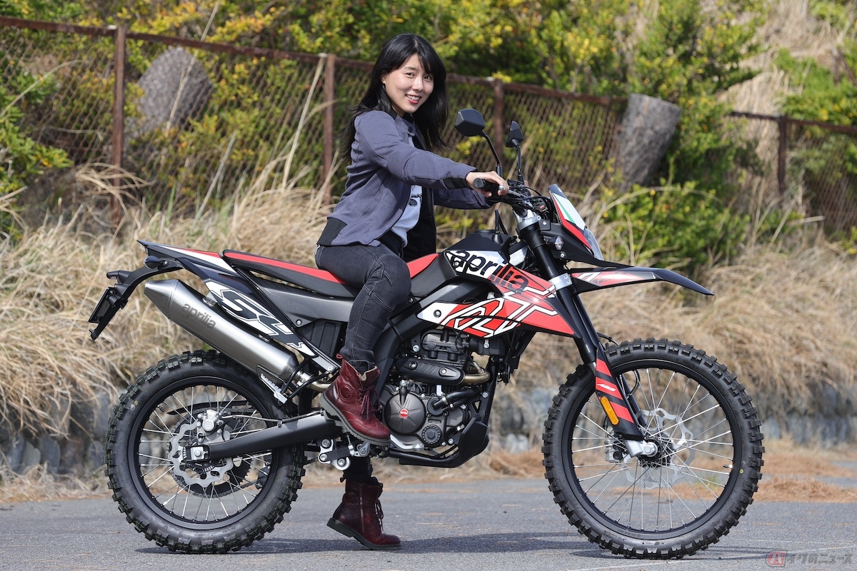 シート高905mmは、身長160cmの私だと両足がつきません