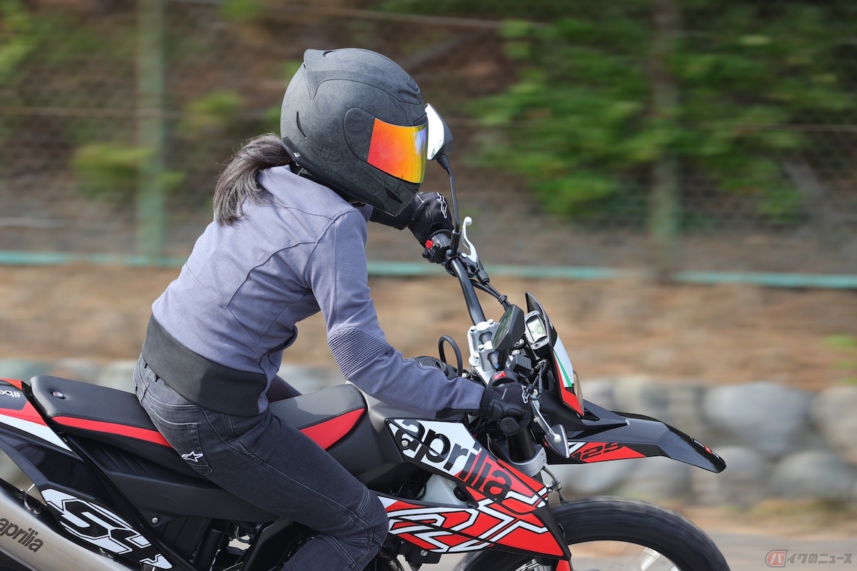 走行中に視線の邪魔にならないメーターやスイッチ類は非常にありがたい