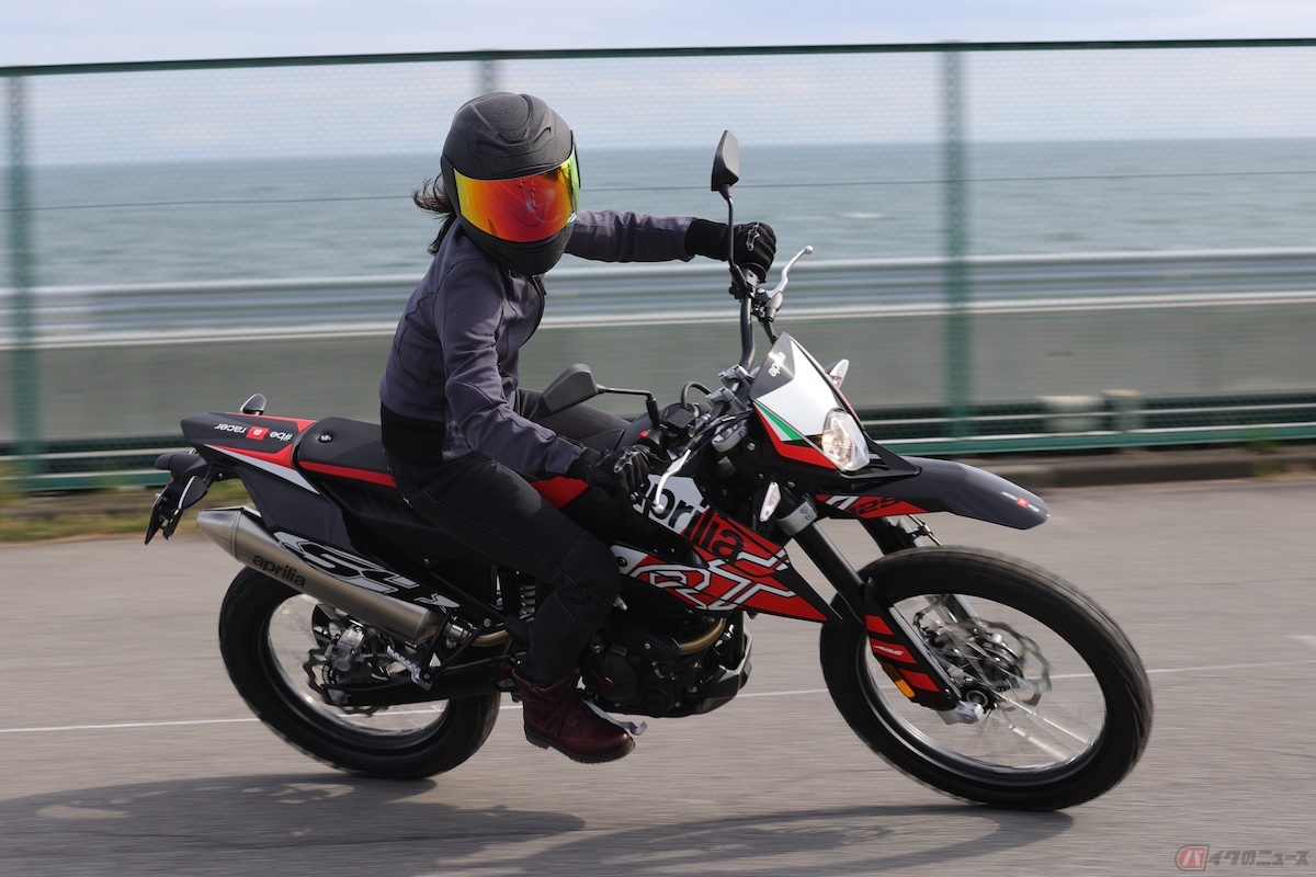 コーナリングで倒し込み際には、車体も軽く足腰でしっかりと押さえ込むことができます