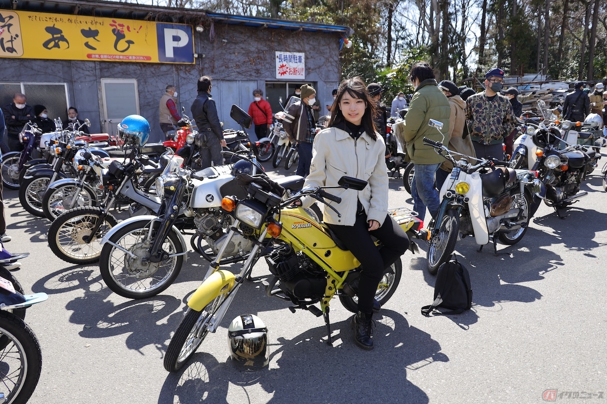 国道246号線沿いにある「そば処あさひ駐車場」駐車場には、たくさんのバイクが集まっていました
