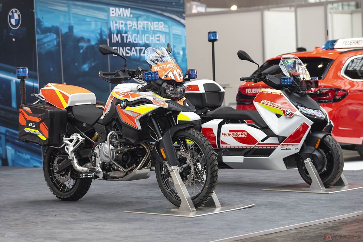 左からBMW Motorrad「F850GS-P」、「CE 04-P」