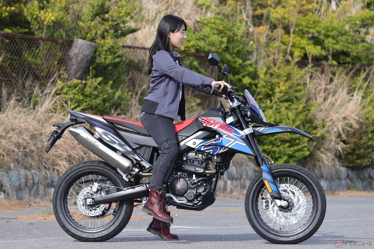 シート高が880mmなので、身長160cmの私が跨ると両足はつきません