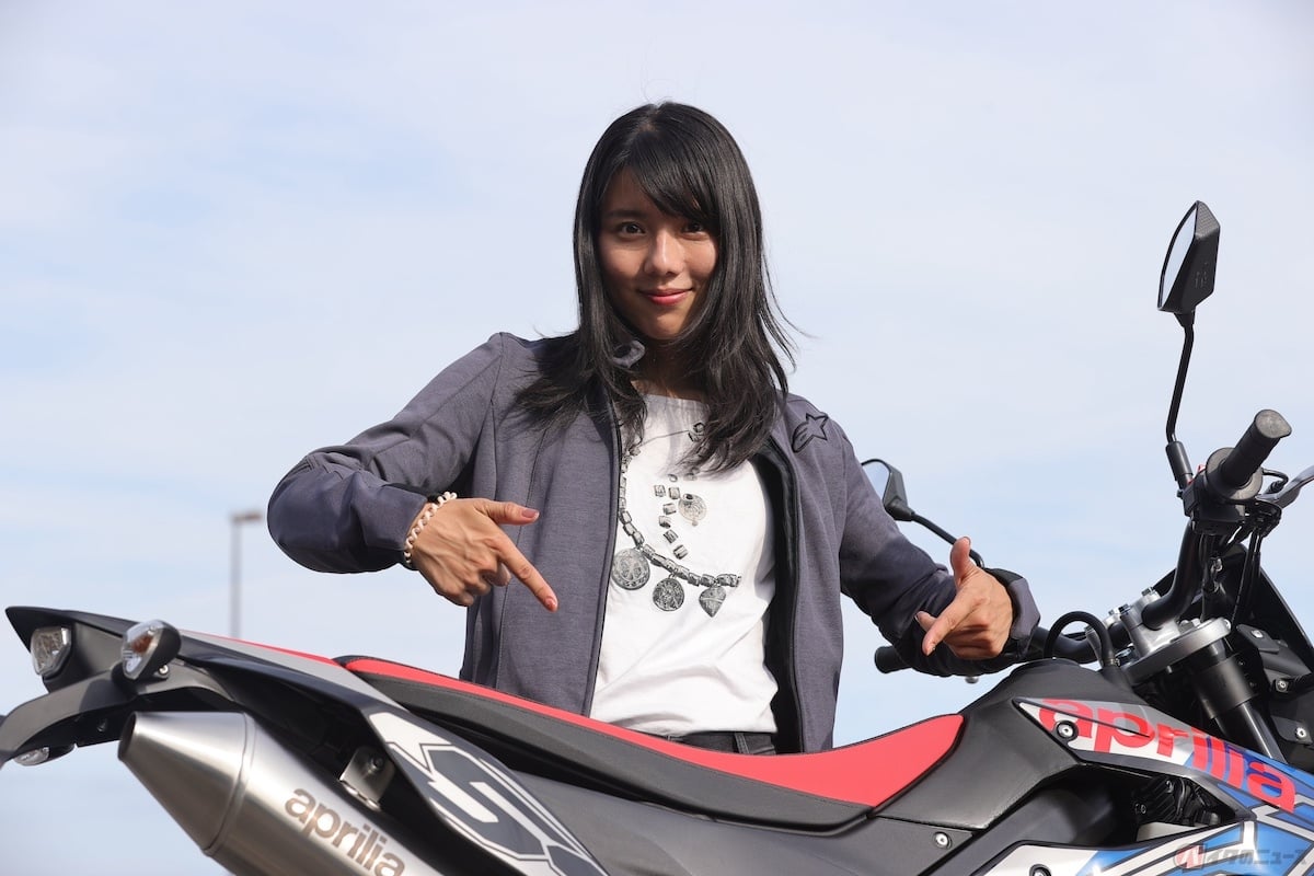 「SX125」のシート高は880mm