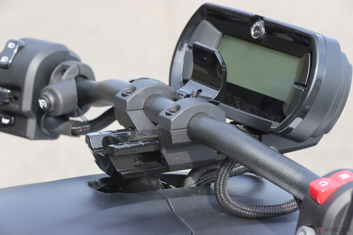 ハンドルは前後に位置の調節が可能です