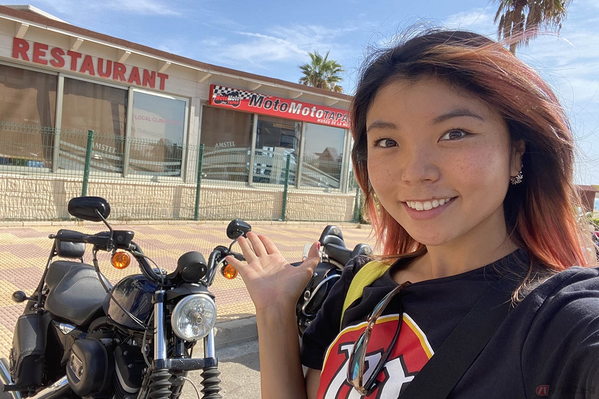 スペイン・バレンシアのバイクバー「MotoMoto Tapas」を訪れた岸田彩美さん