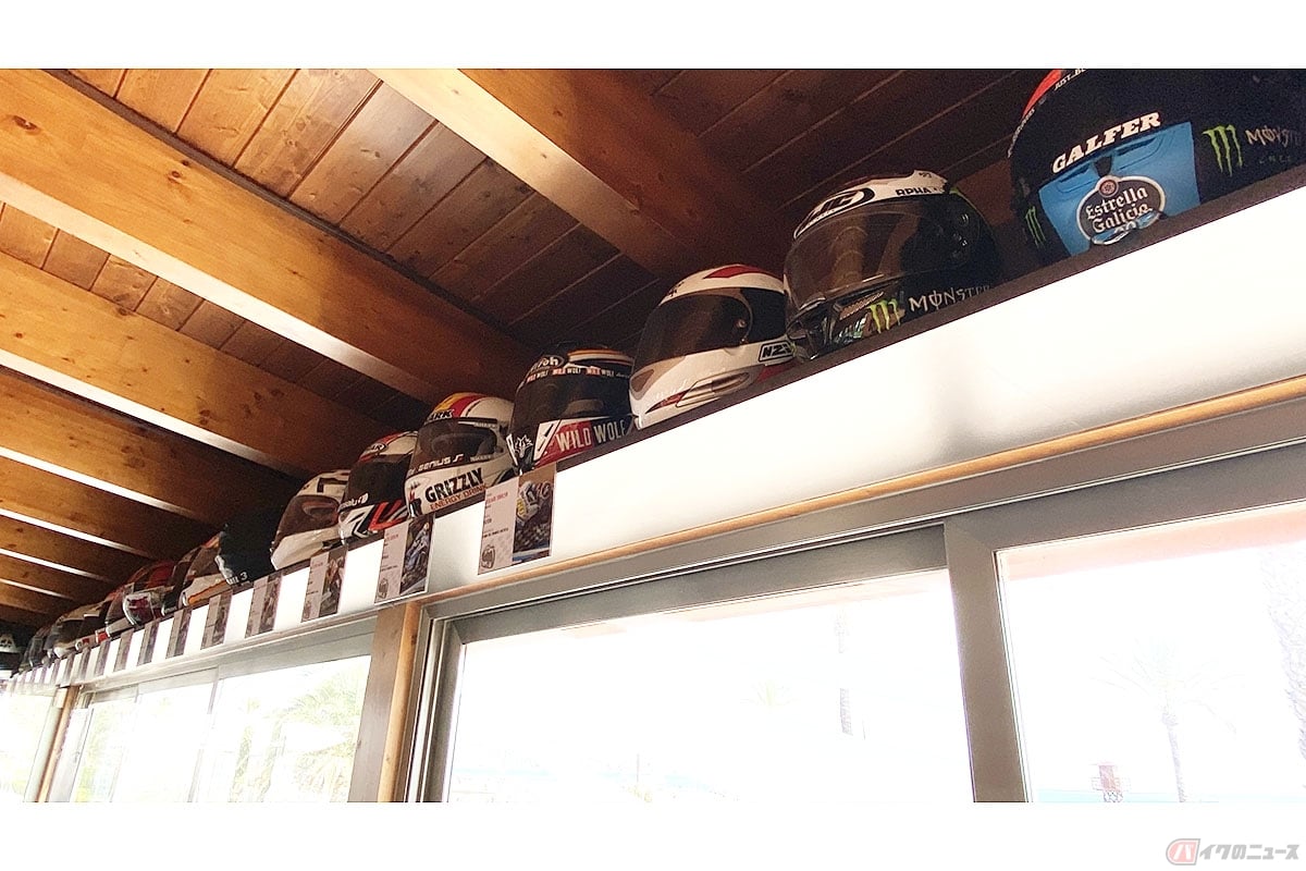 岸田彩美さんが訪れた「MotoMoto Tapas」。店内にはレースで仕様されたスーツやヘルメットも展示されています