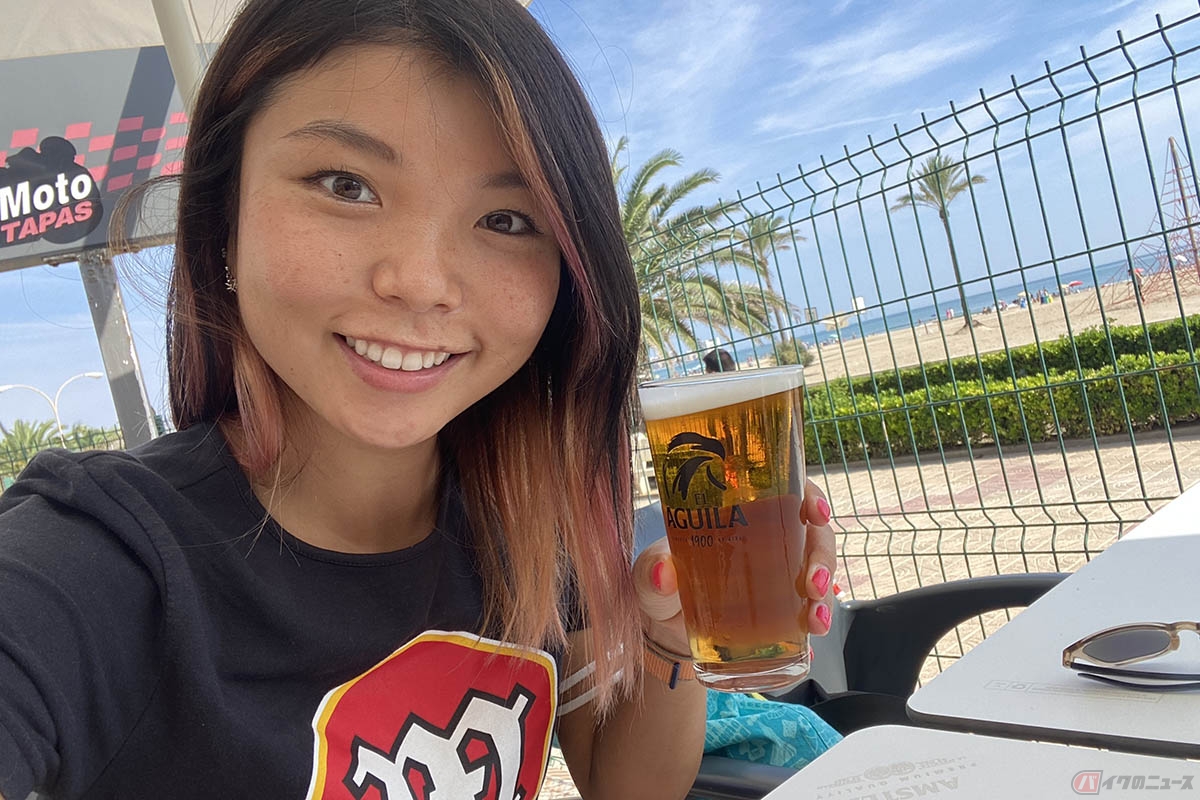 岸田彩美さんが訪れた「MotoMoto Tapas」。海の見える景気と共にビールを味わえます