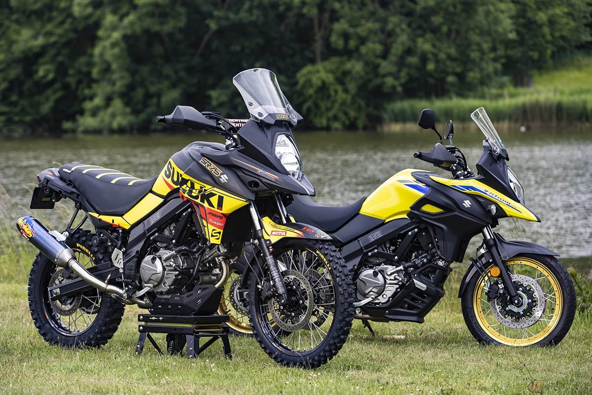 SR75 Suzukiによるスズキ「V-Strom 650XT」カスタム(手前)とノーマルの「V-Strom 650XT」(奥)