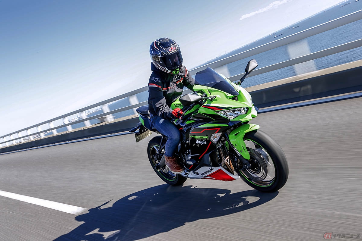 カワサキ「ZX-25R」の走りを楽しむ筆者(先川知香)