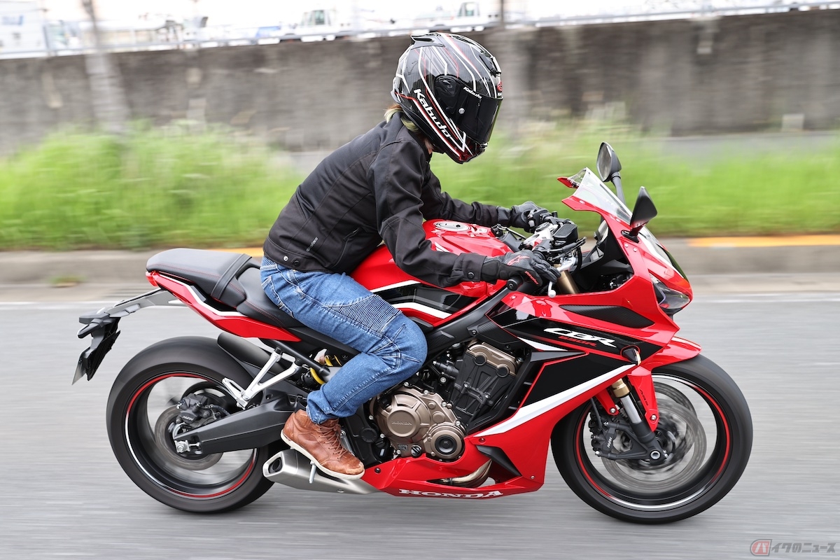 ホンダ「CBR650R」の走りを楽しむ筆者(先川知香)