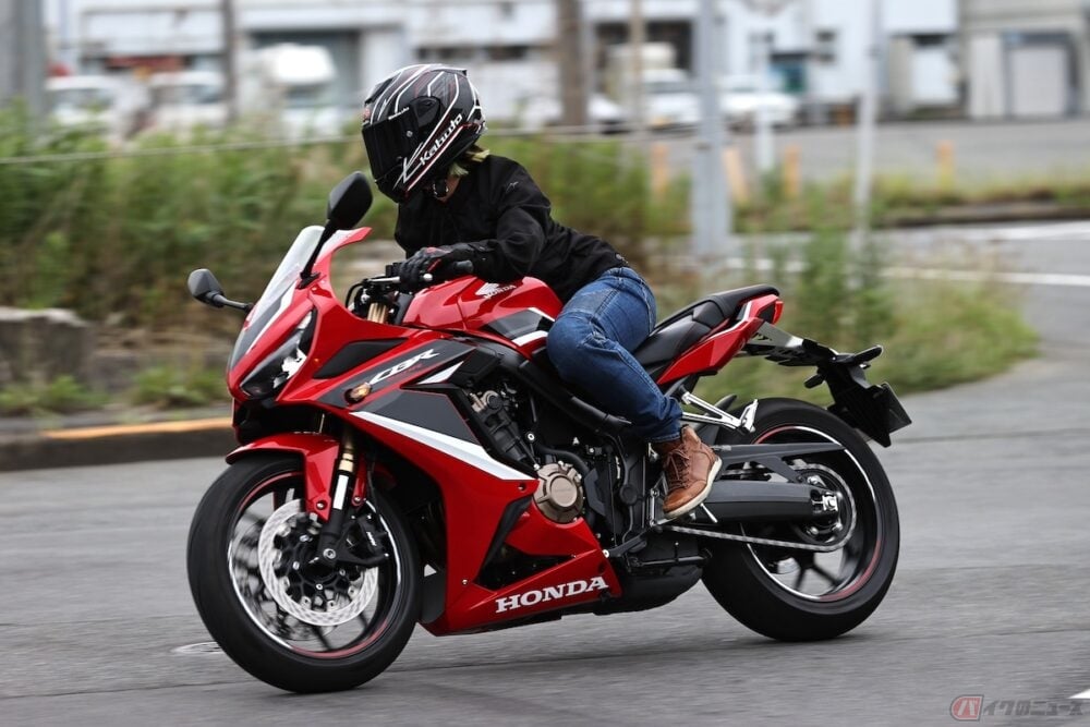 ホンダ「CBR650R」で走る筆者(先川知香)
