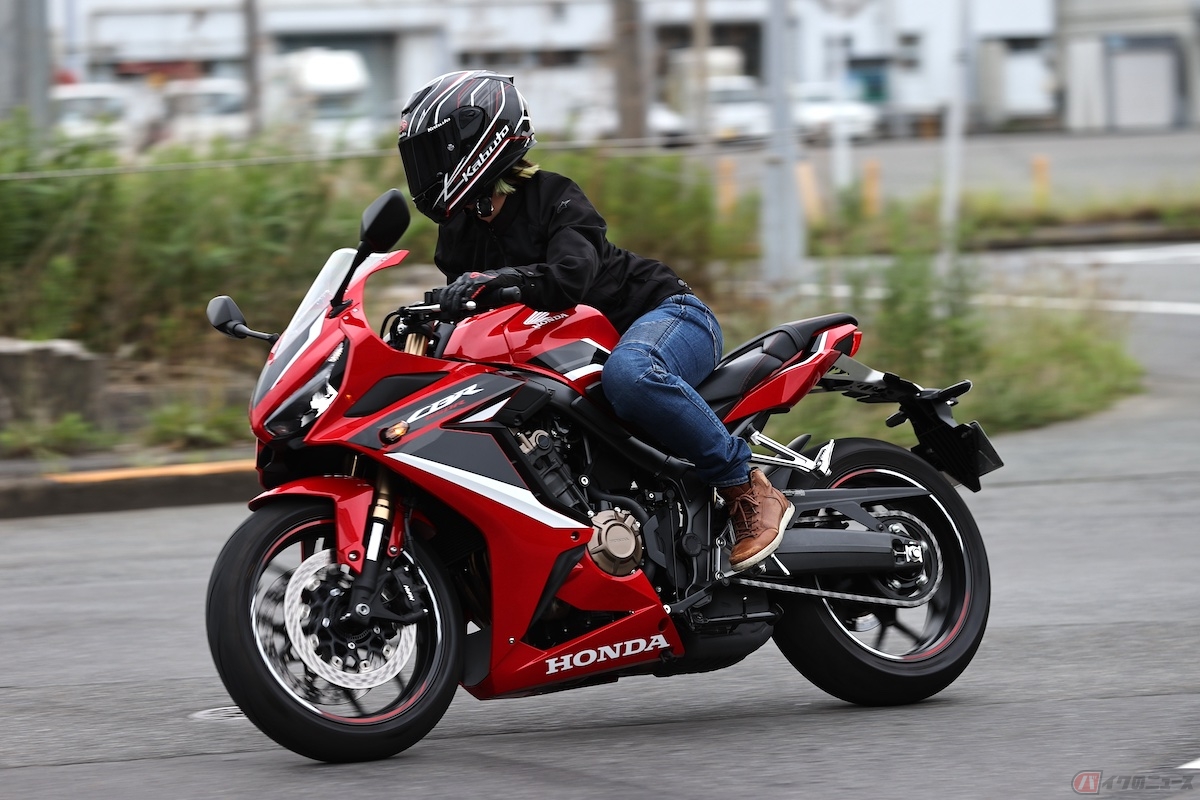 ホンダ「CBR650R」で走る筆者(先川知香)