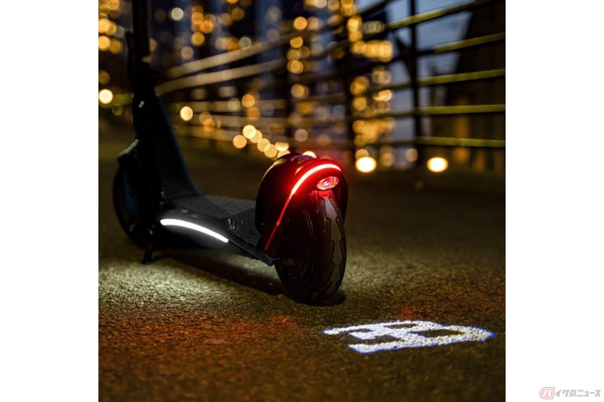 高級自動車メーカー「ブガッティ」の電動スクーター。モノグラムプロジェクションロゴなどでスタイリッシュに仕上げられています