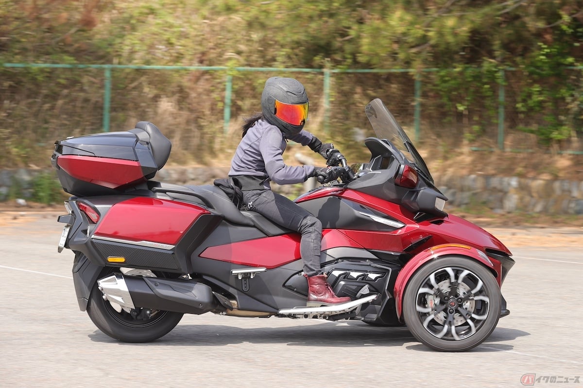 コーナリングの時は、ハンドルを切って曲がるので体感が全く違う