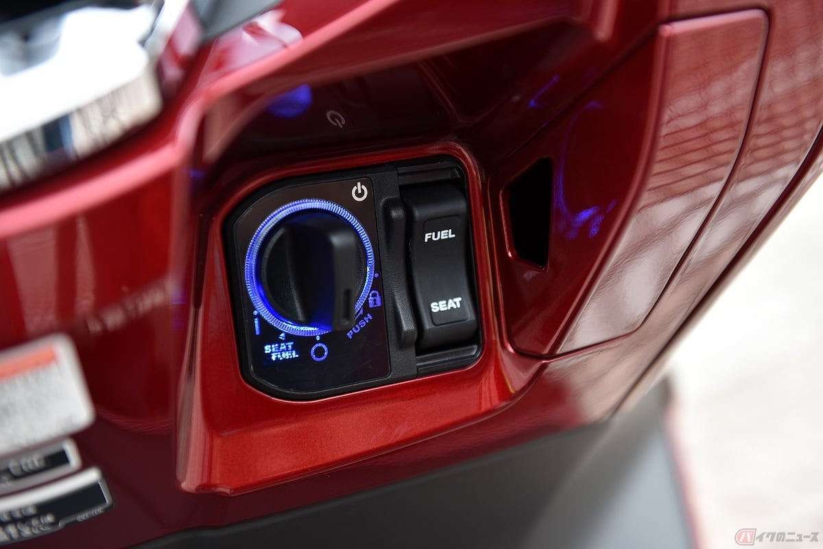 ホンダ「PCX」には「Honda SMART Keyシステム」が採用されており、キーを挿すことなくエンジンのオン/オフなどが行えます