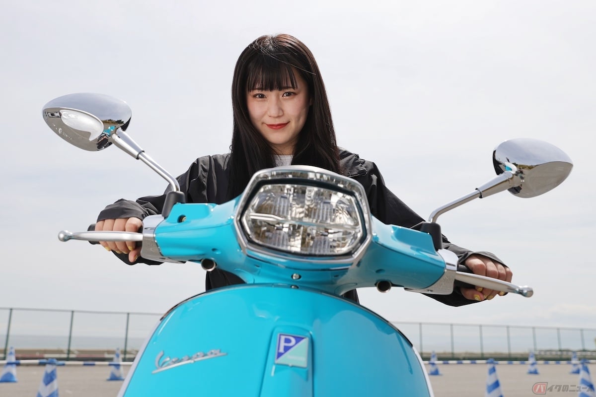鮮やかなカラーリングが施されたVespa Sprint S 150に試乗するよ