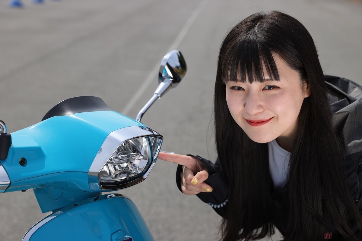 ベスパの中でもSprintシリーズだけは、角形のヘッドライトを採用しています