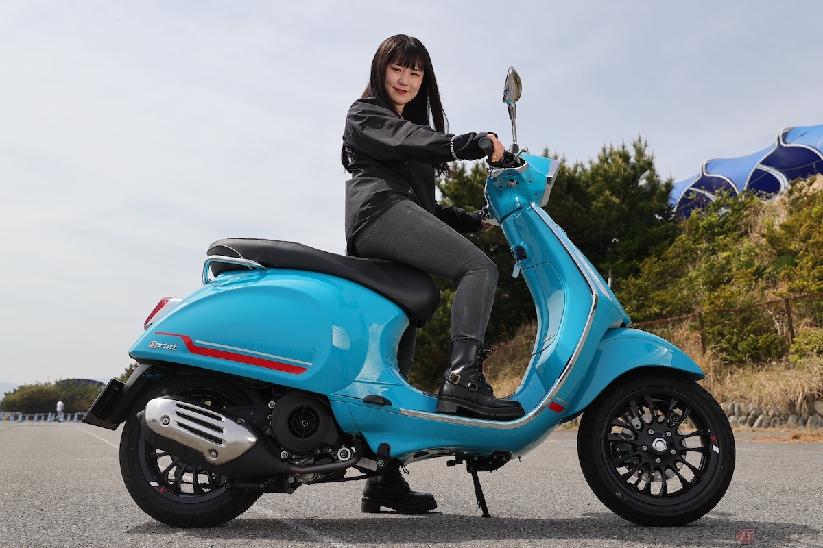 お洒落な服装で、街を颯爽と駆け抜けたくなるベスパの Sprint S 150
