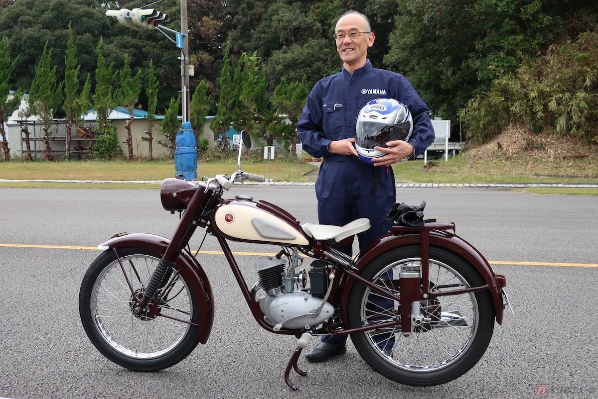 1955年に発売されたヤマハ「YA-1」とヤマハ発動機の日高祥博社長