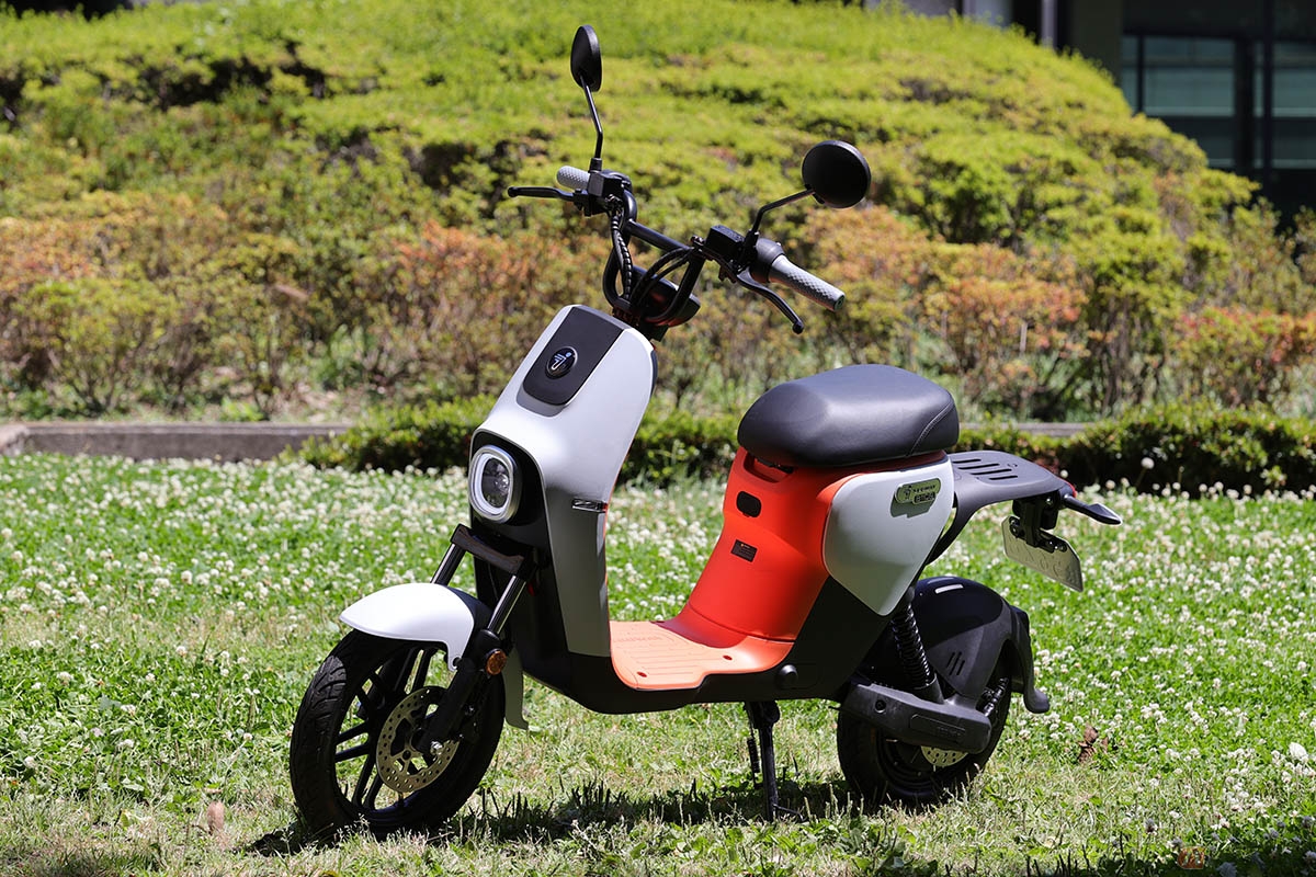 セグウェイの原付一種電動スクーター「B110S」