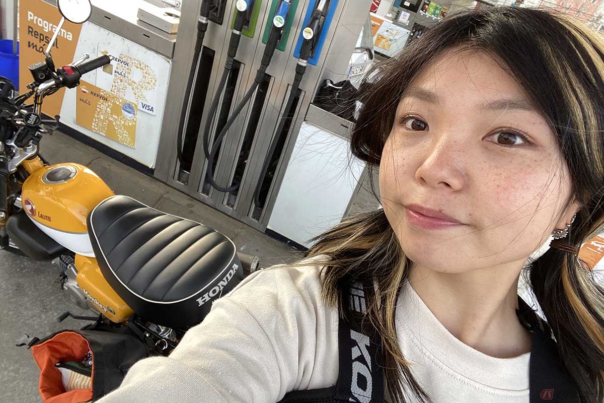 ガソリンスタンドを発見し、無事給油を終えた岸田彩美さん