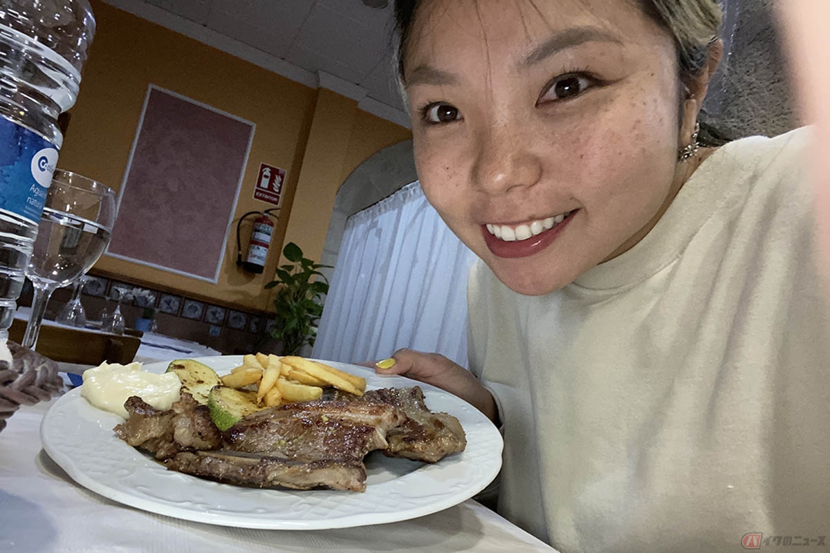 宿泊先のホテルで食事を楽しむ岸田彩美さん