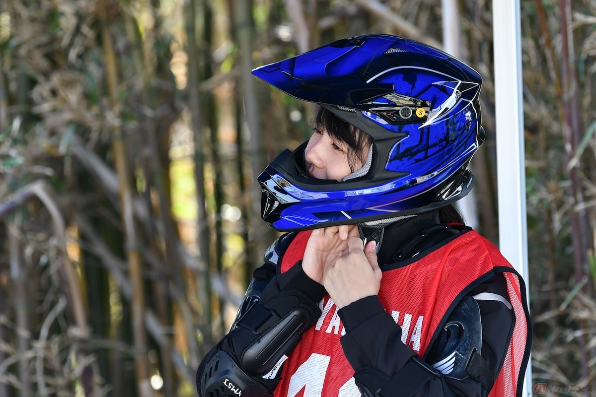 あご紐を正しく装着しなければ、ヘルメットの性能を十分に発揮することができません