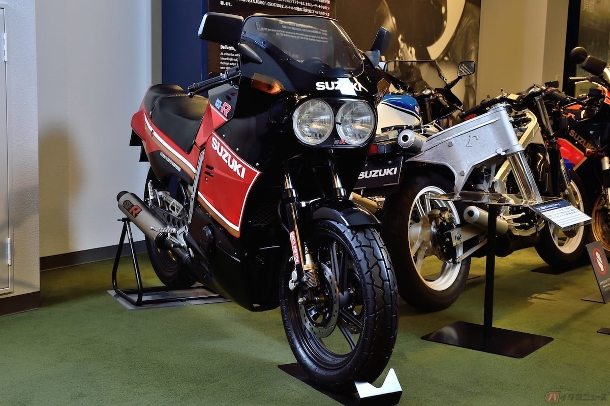 1984年に4ストローク400ccエンジンを搭載した「GSX-R」を発売
