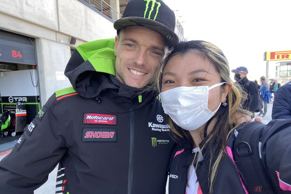 スーパーバイク世界選手権スペイン大会を訪れた岸田彩美さん。カワサキ・レーシング・チームのアレックス・ロウズ選手との一枚