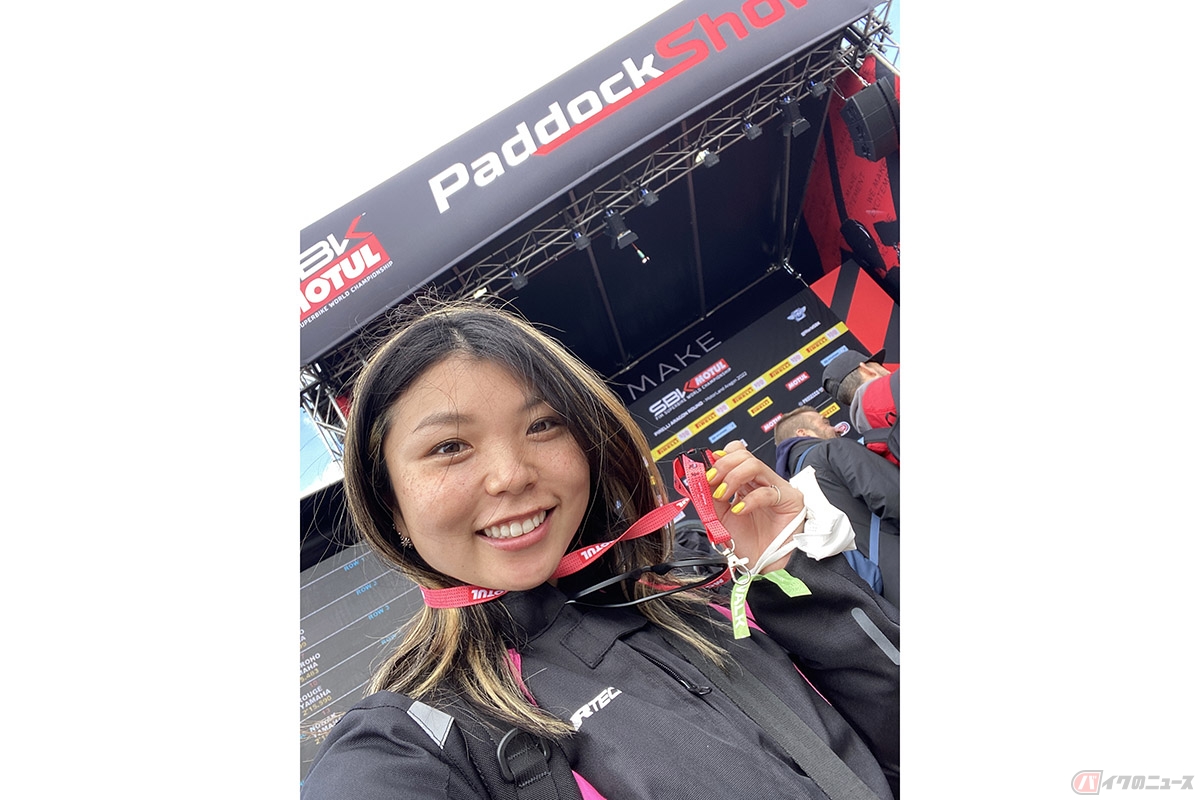 スーパーバイク世界選手権スペイン大会を訪れた岸田彩美さん。まずはピットウォークの入場券をゲットするためのパドックへ
