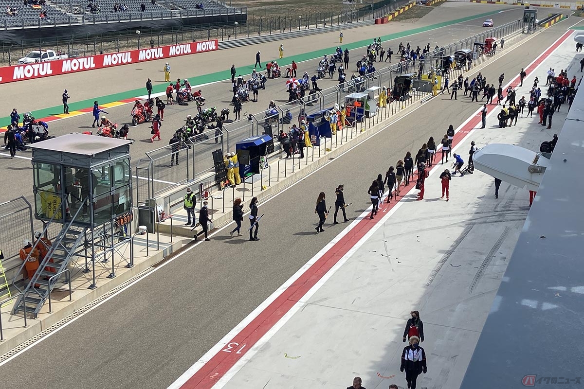 スーパーバイク世界選手権スペイン大会を訪れた岸田彩美さん。ピットのある建物の屋上から観戦しました